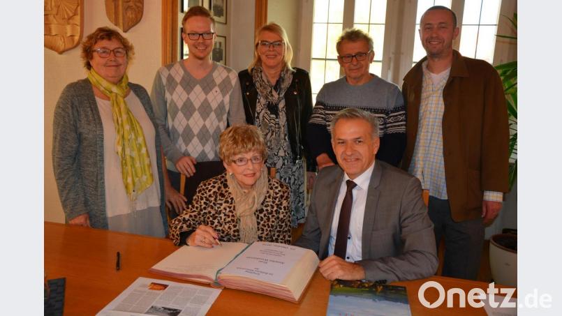 Annelee Woodstrom, hier im Bild vorne mit Bürgermeister Roland Grillmeier, wurde beim Empfang im alten Rathaus von ihrer Familie begleitet. Mit dabei waren (stehend, von links) Schwiegertochter Linda, Bastian und Susanne Müller, Sohn Roy und Enkel Titus. Bild: jr