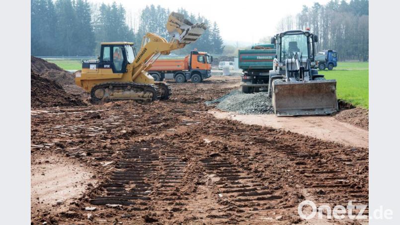 Die Bauarbeiten am neuen Sportpark in Pirk beschäftigen die Gemeinderäte. Bild: Gabi Schönberger