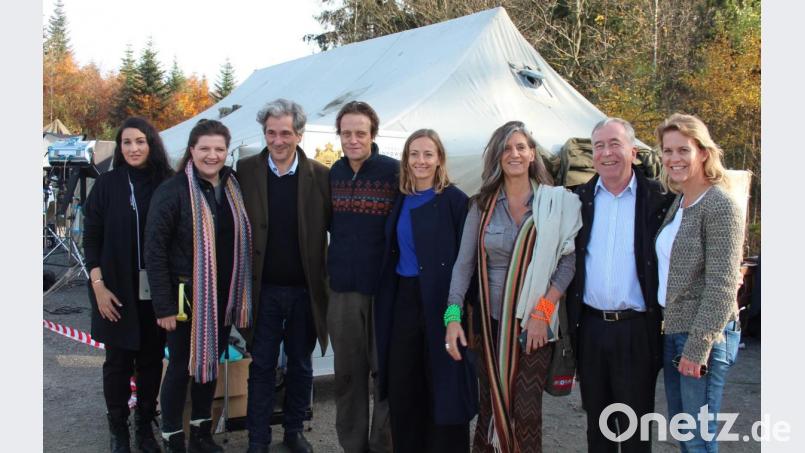August Diehl (4.v.l.) spielt die Hauptrolle in dem Film "PLAN A", der gerade in der Region gedreht wird. Produzentinnen sind Minu Barati (l.) und Skady Lis (2.v.l.) Bild: stg