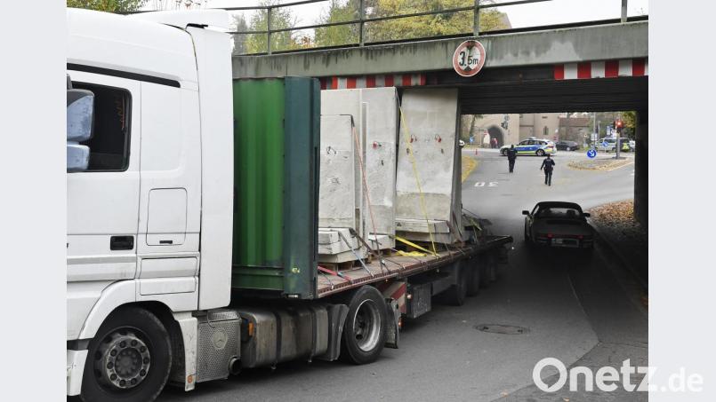Mit seinen 3,80 Metern Höhe passte der mit Betonteilen beladene rumänische Lastwagen nicht durch die auf 3,50 Meter Höhe ausgelegte Eisenbahnunterführung. Bild: Hartl