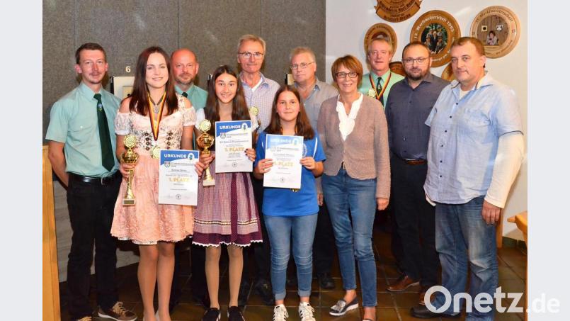 Über die Pokale für den Nachwuchs freut sich das Damentrio aus Sophie Deinl, Melike Tiryaki und Katharina Menzel (von links) mit den Spendern (von rechts) Josef Kleber, Markus Bauriedl, Margit Kirzinger und Georg Kleber. Bild: fjo