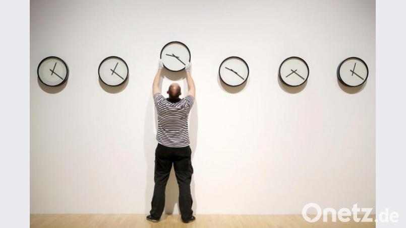 Vor einem Zeitchaos fürchten sich viele Europäer. Hier wechselt aber nur ein Gallery-Mitarbeiter in der Ausstellung &#039;Between Poles and Tides&#039; in der Talbot Rice Gallery eine von insgesamt neun Uhren aus, die die Zeit auf allen Planeten in unserem Sonnensystem anzeigen sollen. Bild: Jane Barlow/dpa