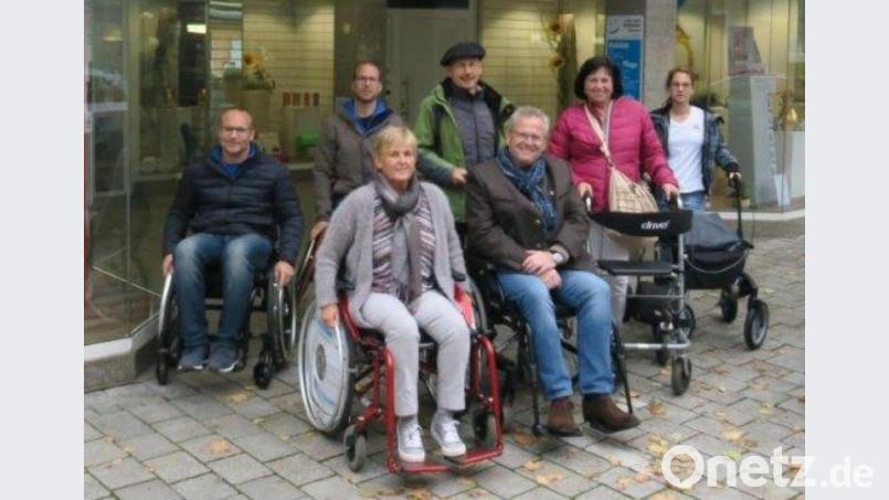 Zum Teil auf Rollstühlen besuchten die Teilnehmer an der Ortsbegehung die Geschäftswelt der Stadt Schwandorf. Im Vordergrund die Behindertenbeauftragte Helga Forster (links) und Oberbürgermeister Andreas Feller (rechts). Bild: exb