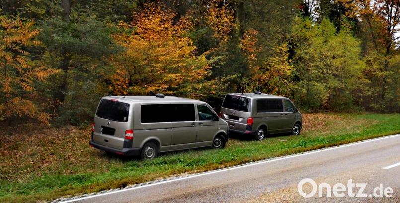 Zivile Polizeifahrzeuge stehen am Straßenrand der B 85: Beamte suchen das Gebiet um den Unfallort in Wackersdorf ab. Unterstützt werden sie von der Feuerwehr. Bild: Dobler