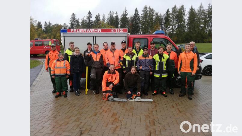 Im fachgerechten Umgang mit Motorsägen wurden Brandschützer aus dem Bereich von Mitterteich und der Verwaltungsgemeinschaft Neusorg bei einem Motorsägenlehrgang unterwiesen. Bild: öt