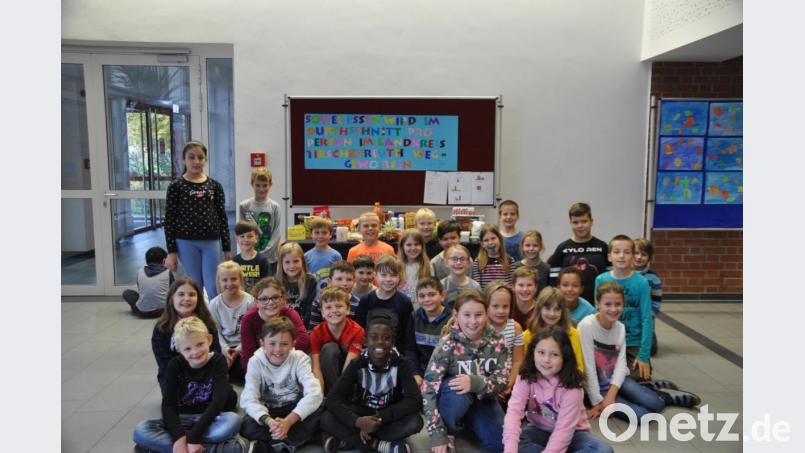 Die Schüler der beiden Grundschulklassen kamen mit ihrer Schätzung den 29,7 Kilogramm weggeworfener Lebensmittel am nächsten. Bild: ak