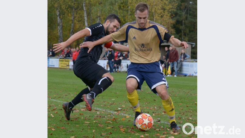 Der Nabburger Patrick Greindl (links) klärt in dieser Szene vor Claus Grossmann von den Sportfreunden Weidenthal. Bild: mr