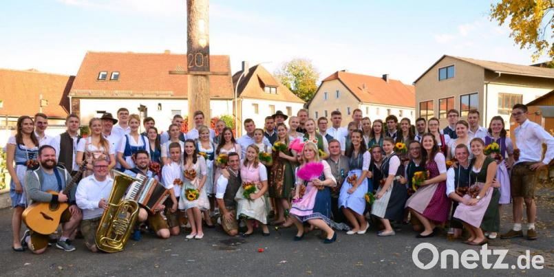 Es ist geschafft - die 25 Kirwapaare präsentieren sich gut gelaunt nach dem Baumaustanzen. Bild: jud