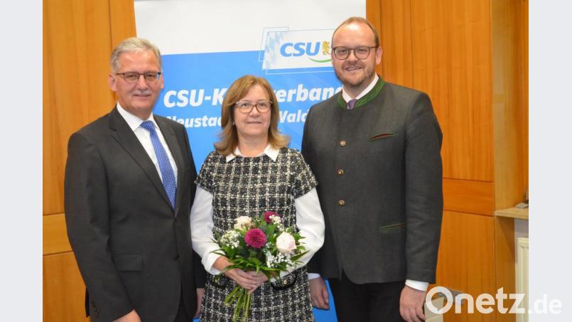 Landrat Andreas Meier (rechts) bindet in seine Glückwünsche für Josef Hammer auch dessen Frau Carolin ein. Bild: fz