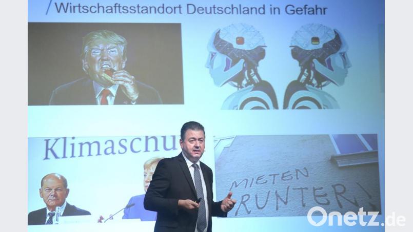 Robert Halver bei seinem Vortrag in der Stadthalle Neustadt/Waldnaab. Bild: Wolfgang Steinbacher