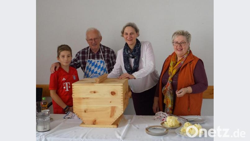 Unter Mithilfe von Enkel Josef rührte Ehrenbürger Ludwig Berger beim evangelischen Frauenkreis frische Butter aus. Vorsitzende Regina Sautter (rechts) und Pfarrerin Ruth Schlinke ließen es sich nicht nehmen, das Ausrühren auszuprobieren. Bild: weu