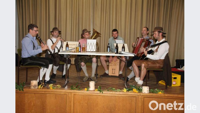 Auf der Bühne des Pfarrheims spielten die &quot;Biersejder&quot; den Gästen auf. Bild: frd
