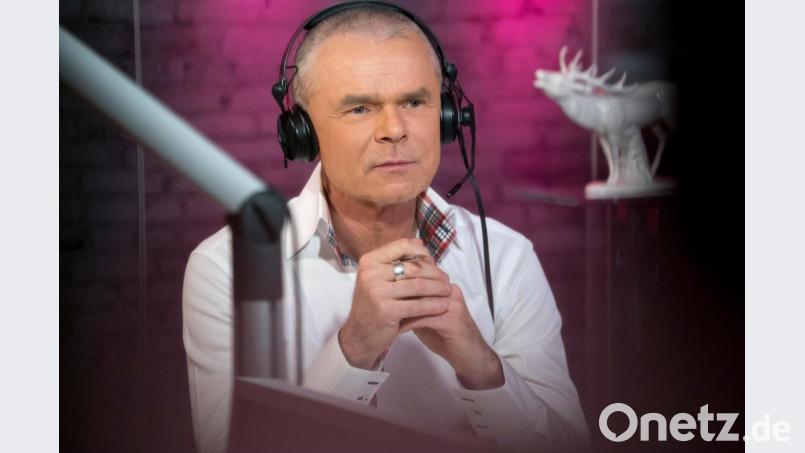 Der WDR-Moderator Jürgen Domian in seiner letzten Sendung "Domian": Nach 21 Jahren als "Kummerkasten der Nation" hat sich WDR-Nachttalker Jürgen Domian 2016 von seinem Publikum verabschiedet - nun kommt er bald wieder zurück auf den Bildschirm. Bild: Klaus Görgen/WDR/dpa