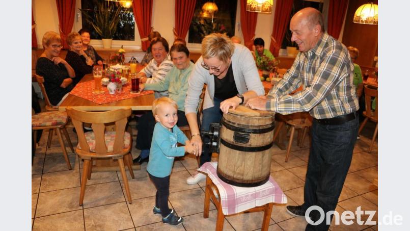Den richtigen Dreh am Butterfass hat auch der Gartler-Nachwuchs schon raus. Bild: gru