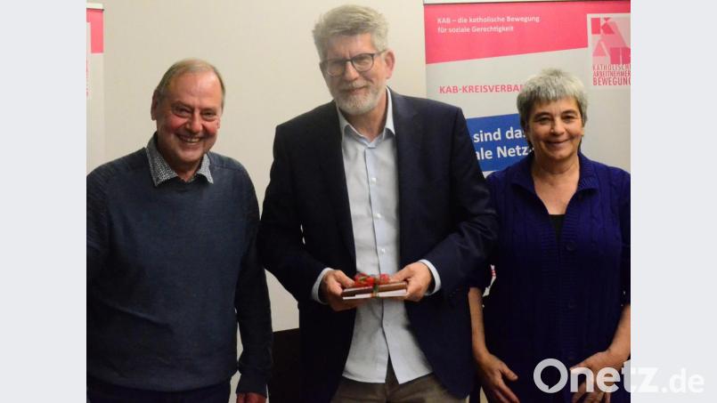 Die beiden KAB-Kreisvorsitzenden Hermann Stadler und Daniela Ernstberger danken Leseranwalt Jürgen Kandziora für seine Ausführungen. Bild: Kunz