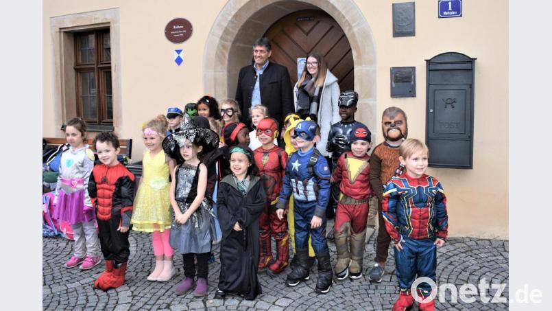 Kleine Hexen, Spider- und Superman statten Bürgermeister Edgar Knobloch den traditionellen Halloween-Besuch ab. Bild: rgr