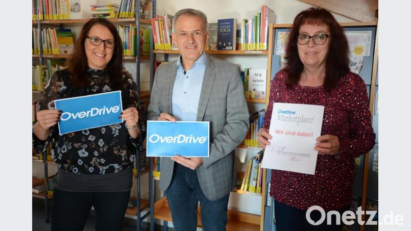 Sandra Schug, Bürgermeister Roland Grillmeier und Büchereileiterin Viola Rieß (von links) freuen sich, dass die Stadtbücherei Mitterteich ihr Digtalangebot mit „Overdrive“ weiter ausbauen konnte. Bild: jr