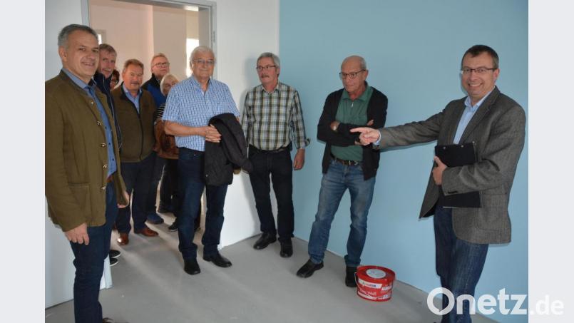 Carsten Seebauer (rechts) führte die Stadträte durch die hellen Räume der Arztpraxis, die im Januar im ehemaligen Post-Gebäude eröffnet werden soll. Bild: jr