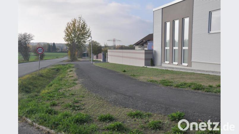 Die Tage des Trampelpfades vom Mitterweg zu den Sozialbauten sind gezählt. Hier hat die Stadt einen geteerten Weg mit Beleuchtung erstellen lassen. Bild: ws