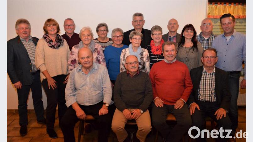 Die DJK ehrt langjährige langjährige Mitglieder. Seit 70 Jahren sind (sitzend, von links) Siegfried Günthner, Max Michl und Günther Schattenkirchner dabei. Manfred Weiß (sitzend, rechts) und Günther Schattenkirchner wurden zu Ehrenmitgliedern ernannt. Bild: fz