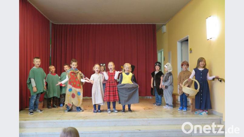 Mit dem Märchenspiel vom Kartoffelkönig und anderen gelungenen Beiträgen begeisterten die Erstklässler beim Kartoffelfest ihre Zuhörer. Bild: jzk