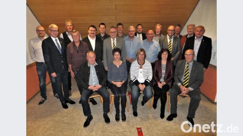 Den für besondere Verdienste Geehrten gratulierten Bürgermeister Bernhard Lindner, BFV-Kreisspielleiter Albert Kellner und stellvertretender Landrat Hans Kummert (stehend, Zweiter, Fünfter und Siebter von links) sowie HKA-Vorsitzender Georg Götz (rechts), SV-Vorsitzender Hans Luber und Kreis-Ehrenamtsbeauftragter Christoph Kellner (Vierter und Siebter von rechts). Bild: ibj