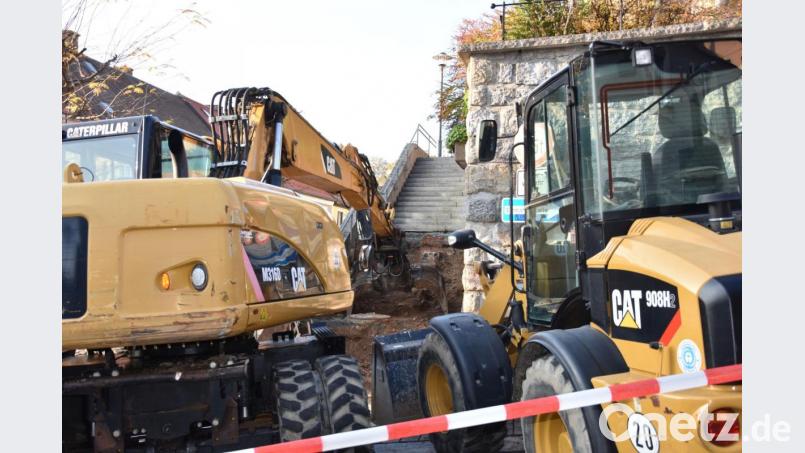 Die Stufen auf der Südseite des Kirchenaufgangs werden erneuert. Bild: Lowak