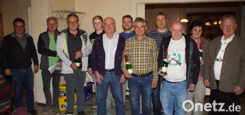 Bürgermeister Manfred Dirscherl (links) und die Verantwortlichen de Einheit-Schützen gratulierten den besten Einzelschützen der teilnehmenden Vereine in der Mannschaftswertung.