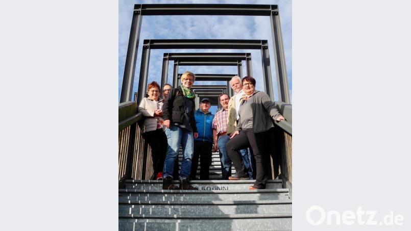 Zur Wanderung gehörte natürlich ein Abstecher auf die Himmelsleiter. Mit auf dem Bild SPD-Kreisvorsitzende Brigitte Scharf (links) und der Tirschenreuther SPD-Ortsvorsitzende Hans Maenner (Dritter von rechts), der den Ausflug organisiert hatte. Bild: njn