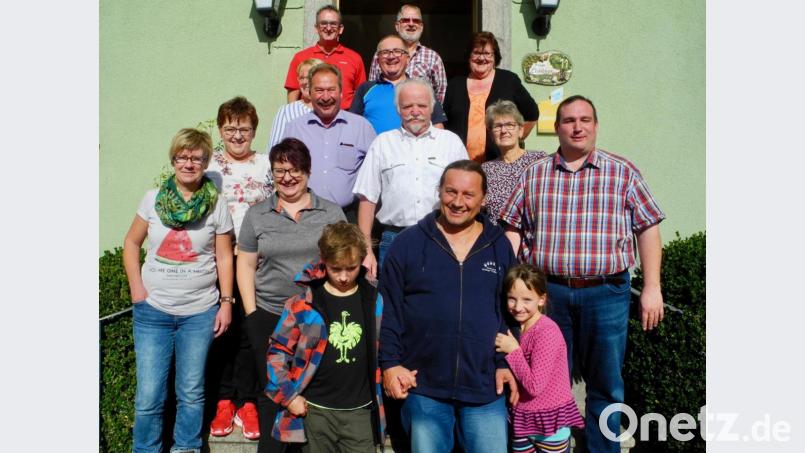 Im Gasthof &quot;Zum Goldenen Stern&quot; endete die traditionelle SPD-Wanderung. Mit auf dem Bild SPD-Kreisvorsitzende Brigitte Scharf (Zweite von links) und der Tirschenreuther SPD-Ortsvorsitzende Hans Maenner (rechts), der den Ausflug organisiert hatte. Bild: njn
