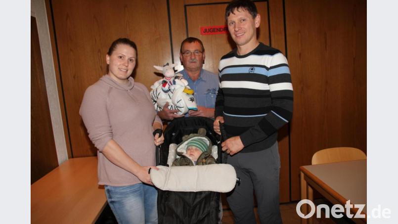 Bei einem Kaffeekränzchen ist der noch ganz junge „Feuerwehranwärter“ Johannes Grundler vom Vorsitzenden Hans Roßmann (hinten) offiziell bei der Feuerwehr begrüßt worden. Bild: frd