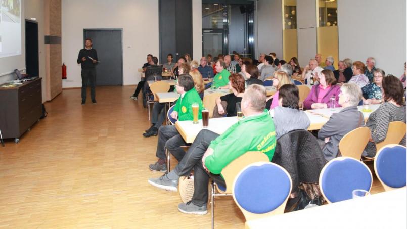 "Der insektenfreundliche Garten". Zu diesem Thema referierte Kreisfachberater Harald Schlöger in der Stadthalle. Bild: JOCHEN NEUMANN 
ERBENDORF