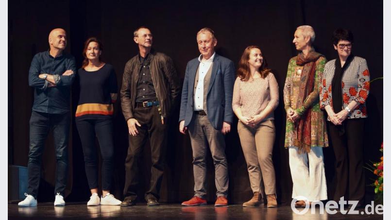 Die Referenten (von links): Lothar und Margarete Kosse, Songwriter und Sänger, Siegfried Steiger, Vorsitzender der Deutschen Korczak-Gesellschaft, Joachim Armbrust, Sozialpädagoge und Systemischer Berater, Bettina Theißen, Kommunikationstrainerin und Schauspielerin, Dunja Müller, Trainerin für Gewaltfreie Kommunikation, und Maria Aarts, Organisationswissenschaftlerin und CEO von Marte Meo. Bild: exb/Burcom/ Klose