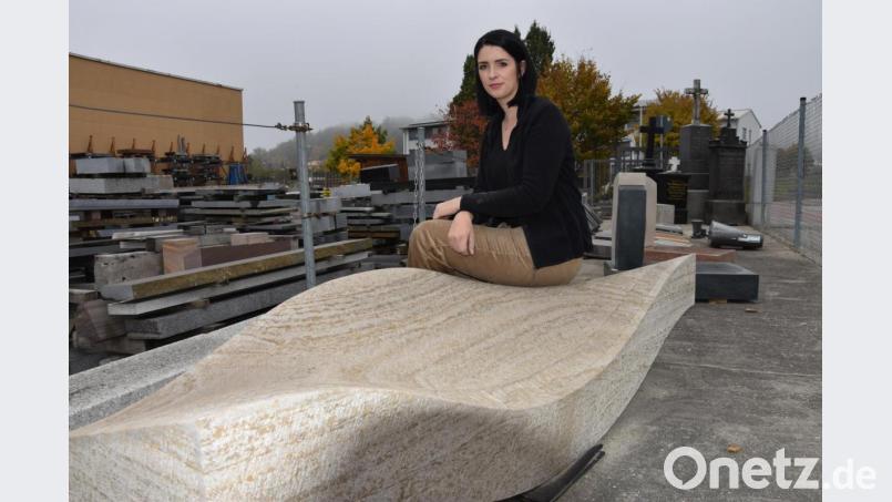 80 Stunden lang arbeitete Pröll an ihrem 1,5 Tonnen schweren Meisterstück - ein geschwungenes Wellenband aus Kalkstein. "Das war alles Handarbeit, wir durften keine Maschinen verwenden. Am Ende hatte ich Blasen an den Händen ohne Ende." Bild: Tobias Gräf