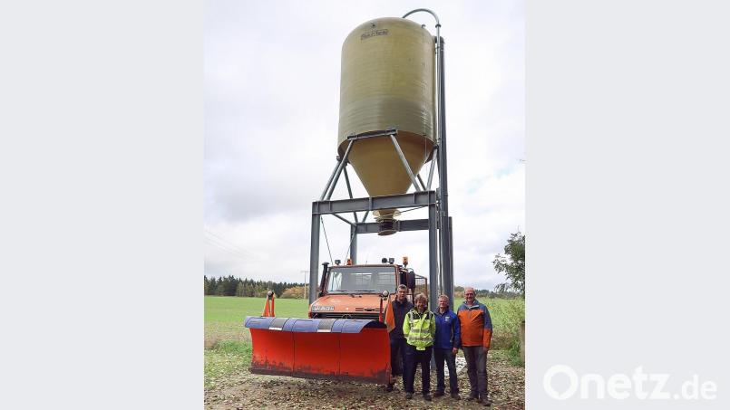 Gerüstet für die kommenden Winter ist der Erholungsort Friedenfels. Fertiggestellt wurde dieser Tage der Bau des neuen Salzsilos. Helmut Oppl von der Firma Landtechnik Oppl (Zweiter von rechts) übergab bei einer kleinen Feier das neue Streugutlagersilo an (von rechts) Bürgermeister Gottfried Härtl, Winterdienst-Fahrer Bernhard Stilp und Kämmerer Bernhard Schmidt. Bild: bsc