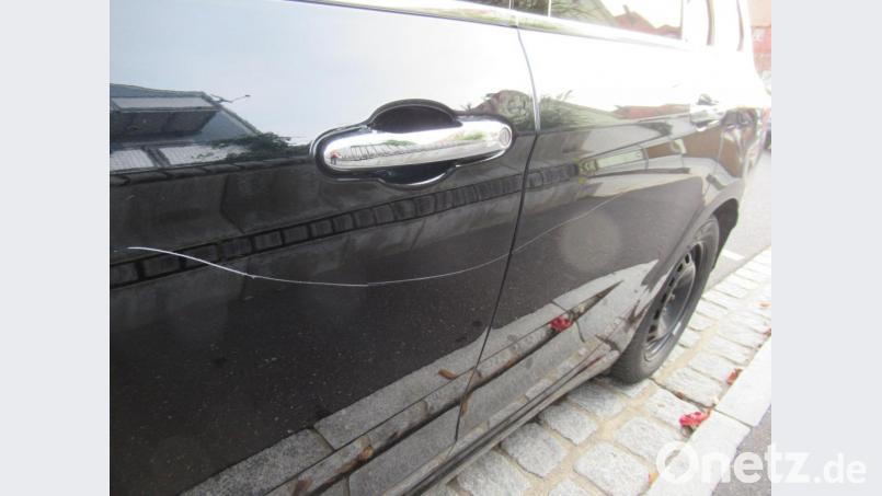 Ein Kratzer im Lack. Insgesamt machte sich ein Unbekannter an sechs geparkten Autos zu schaffen. Bild: Polizei Amberg