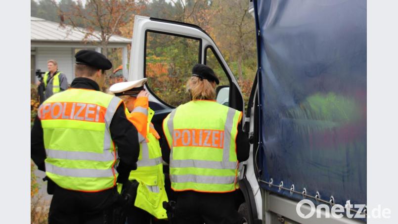 "Kontrolle, Ihre Papiere bitte!" Nicht jeder Fahrer verstand gleich diese Aufforderung, da auf der Autobahn A 6 viele Fahrzeuge aus Osteuropa unterwegs sind. Bild: Thomas Dobler