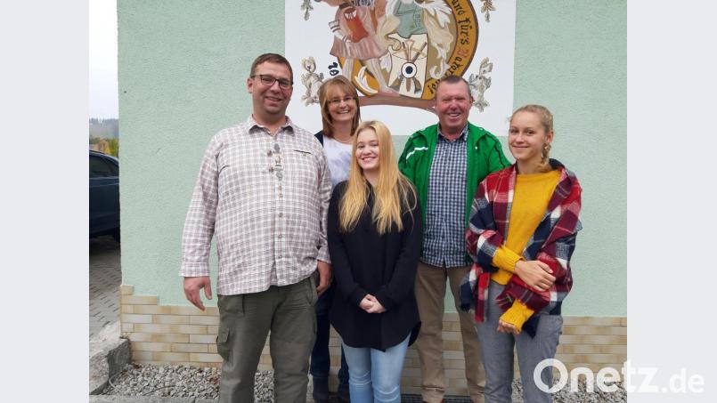 Von links: Martin und Irene Prechtl (von links) sind die Gasteltern von Vendula (Mitte) und Tereza (rechts). Schützenmeister und Jugendtrainer Hans-Jürgen Hautmann freut sich, dass die beiden Gastschülerinnen am Schießtrainig teilnehmen. Bild: gis