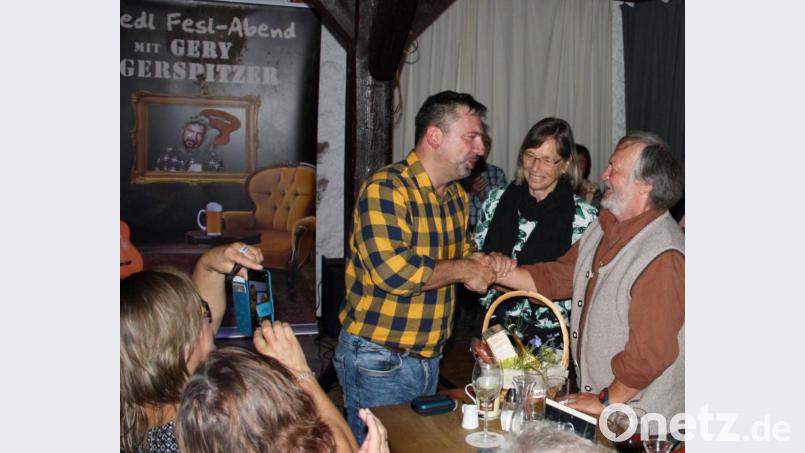 Handschlag mit dem Idol - für Gery Gerspitzer (links) wird ein Traum wahr: Der Musiker gibt einen Fredl-Fesl-Abend in Lauterhofen, da steht der Liedermacher (rechts) plötzlich persönlich vor ihm. Bild: Maria Rammelmeier