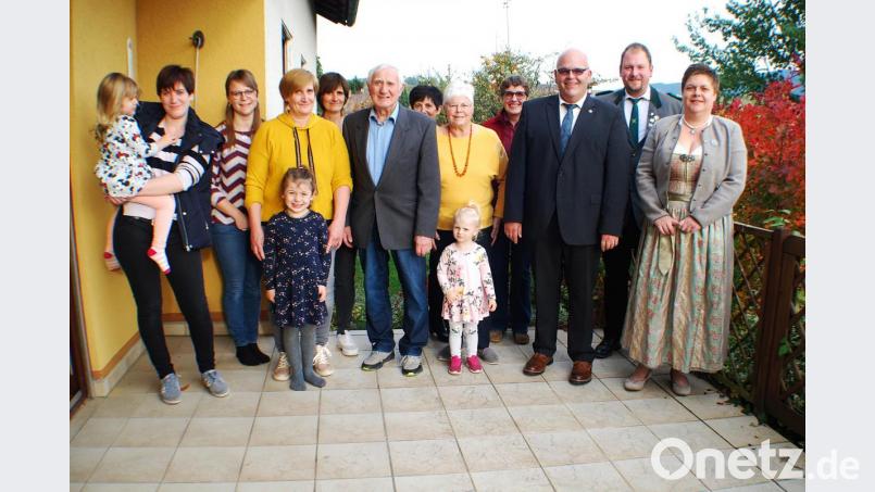Georg Helm (vorne, Mitte) feierte seinen 85. Geburtstag. Es gratulierten Verena Zant und Sascha Schenkl vom Schützenverein, Bürgermeister Klaus Meyer, Seniorenbeauftragte Beate Ott, Partnerin Marianne Philipp, Edeltraud Köstler von der Pfarrgemeinde, Tochter Hannelore, Tochter Claudia (von rechts) sowie Enkel und Urenkel. Bild: enz