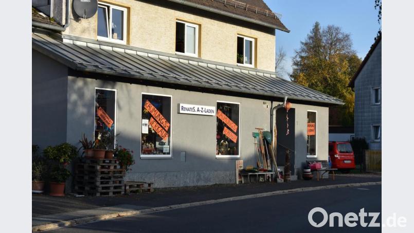 &quot;Räumungsverkauf&quot; steht groß in den Fenstern von &quot;Renates A-Z-Laden&quot; in Krummennaab. Bild: lue