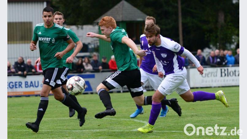 Der Wernberger Andreas Wagner (links) beobachtet seinen Teamkollegen Sebastian Ebenburger. Der FC empfängt am Sonntag den Neuling aus Stulln. Bild: ham