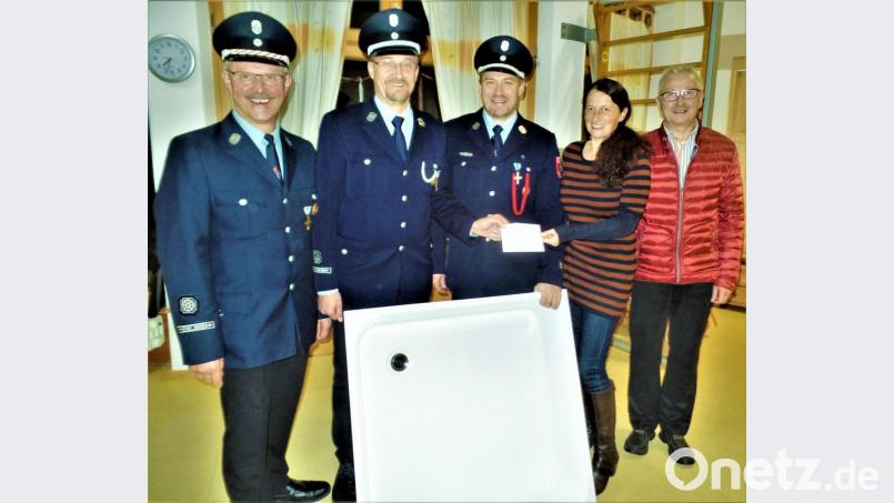 Die Feuerwehrchefs Hermann Prechtl sowie Josef und Andreas Fischer (von links) übergeben den Scheck für die Plansch-Wanne an Kindergartenleiterin Marion Eitel und Kirchenpfleger Leonhard Steinsdörfer. Das Teil wurde bereits geliefert und kann sofort eingesetzt werden. Bild: jml