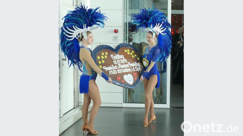 Ein großes Lebkuchenherz präsentierten zwei Tänzerinnen der Narrhalla München am Gate im Terminal 2 des Münchener Flughafens, an dem die Flüge LH100 und LH105 abgefertigt wurden. Für alle Passagiere und die Crew, die mit dem Airbus &quot;Weiden in der Oberpfalz&quot; ankamen und abreisten, gab es kleine Herzen. Bild: Studio Roucka/exb