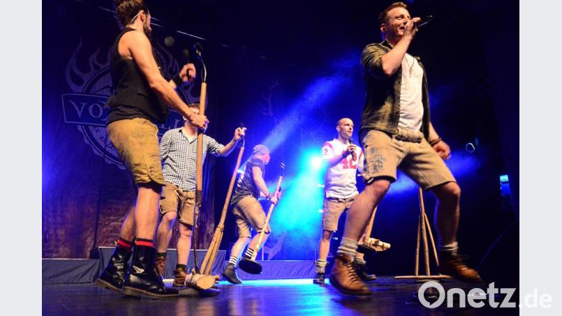 Voxxclub verstanden es auch mit Holzstöcken und Mistgabeln Musik zu machen. Bild: Kunz