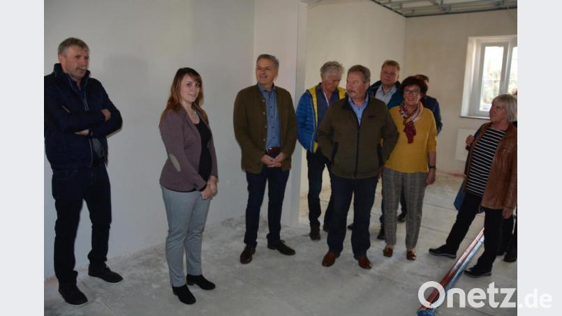 Franziska Heinrich vom Bauamt (Zweite von links) führte die Stadträte durch das Sproß-Haus, wo zwei neue Mietwohnungen entstehen. Bild: jr