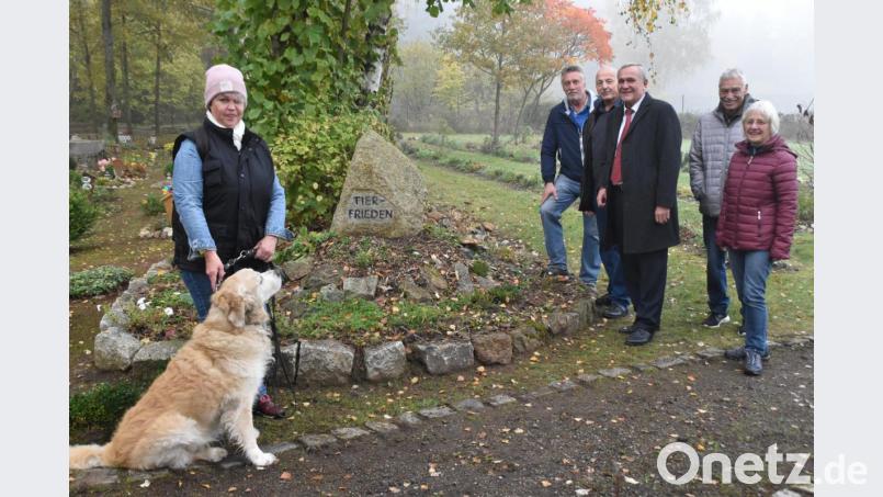 &quot;Luckys&quot; 13 Jahre alter Bruder &quot;Benny&quot; ist letztes Jahr verstorben und ruht auf dem Tierfriedhof, den Oberbürgermeister Kurt Seggewiß zusammen mit den Fördervereins- Mitgliedern Klaus Meier, Josef Gebhardt, Waldemar Reil und Renate Conrad (hinten von links) besuchte. Bild: hcz
