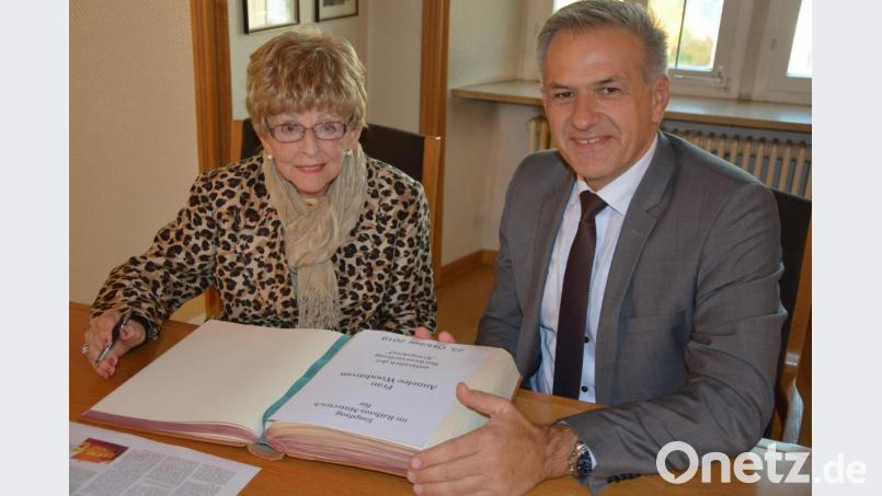 Annelee Woodstrom mit Bürgermeister Roland Grillmeier beim Eintrag ins Goldene Buch der Stadt Mitterteich. Bild: jr