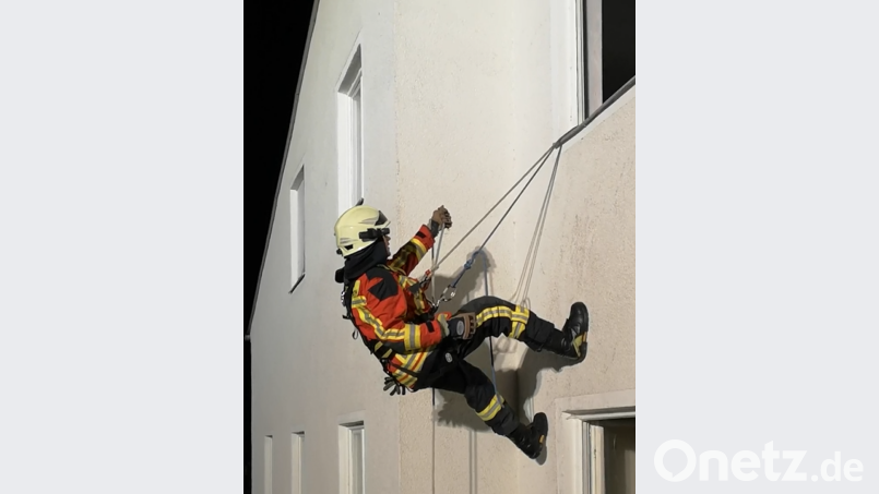 Mit dem IRS-System, das in die Feuerwehrjacken integriert ist, übten die Kemnather Feuerwehrleute das Selbstretten aus Obergeschossen von Gebäuden. Aus Sicherheitsgründen erfolgte eine „Zweitsicherung“ mit Gurt und Seil der Absturzsicherungsausrüstung. Bild: mde
