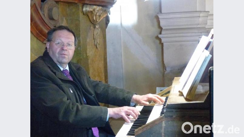 Organist Karlheinz Wolf an der barocken Orgel in der Wallfahrtskirche St. Anna bei Plan/CZ. Bild: kod